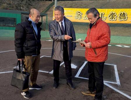 　母校のセンバツ出場を喜ぶ、１９７６年の優勝メンバーの（左から）樽岡靖氏、山崎隆造氏、兼光雅之氏（撮影・市尻達拡）