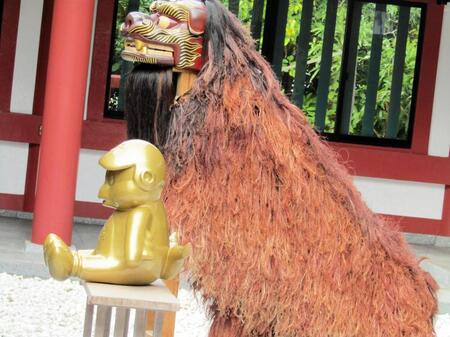 池山監督が参拝した波上宮。恒例の金のつば九郎も登場