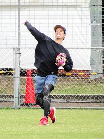 自主トレで遠投する前田健