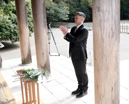 柏手を打つ巨人・阿部慎之助監督＝宮﨑神宮（撮影・佐藤厚）