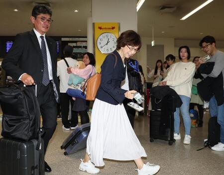 沖縄に到着した横浜ＤｅＮＡ・南場智子オーナー＝那覇空港（撮影・佐々木彰尚）
