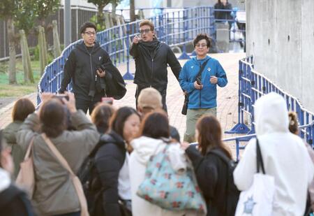 ファンが待つ中、球場入りする新庄監督（中央）＝撮影・西岡正