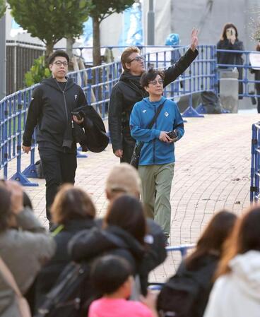 イベントのため、球場入りする新庄監督（撮影・西岡正）