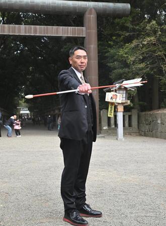参拝を終え、破魔矢を手にポーズを取る阿部監督