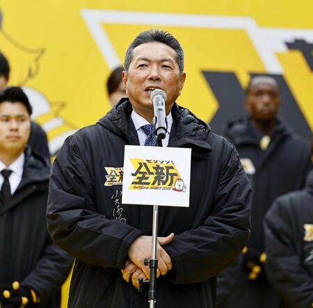 　宮崎市で行われた歓迎パレードのセレモニーであいさつするソフトバンクの小久保監督