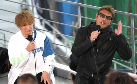 上地雄輔（左）とトークする新庄監督（撮影・西岡正）