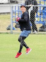 笑顔でキャッチボールする前田健