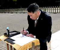 記帳する巨人・阿部慎之助監督＝宮﨑神宮（撮影・佐藤厚）