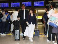 沖縄に到着した南場智子オーナー（撮影・佐々木彰尚）