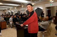 全体ミーティングに臨む阿部監督（撮影・佐藤厚）