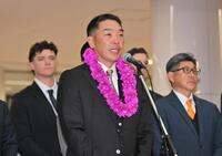 歓迎セレモニーで、あいさつする阿部監督（中央）