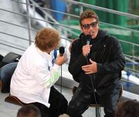 上地雄輔（左）とトークする新庄監督（撮影・西岡正）