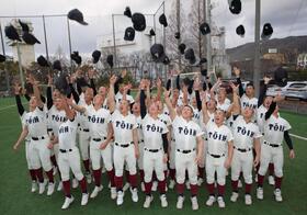 　センバツ出場を決め、帽子を投げて喜ぶ大阪桐蔭ナイン（撮影・坂部計介）