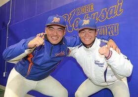 　センバツ出場が決まり気合を入れる神戸国際大付・石原（左）と宮田（撮影・立川洋一郎）