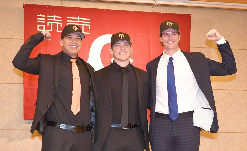 　活躍を誓う（左から）マタ、ハワード、ウィットリーの３投手