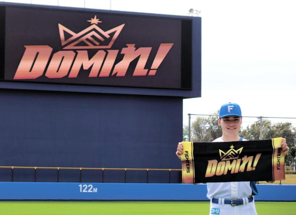 今季のチームスローガン「ＤＯＭＩれ！」を正式発表し、タオルを持ってポーズをとる清宮幸