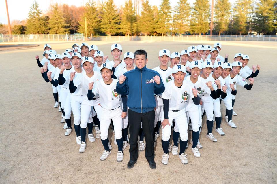 　センバツ出場が決定し、ナインと共にガッツポーズを決め喜ぶ佐野日大・麦倉監督（中央）＝撮影・開出牧