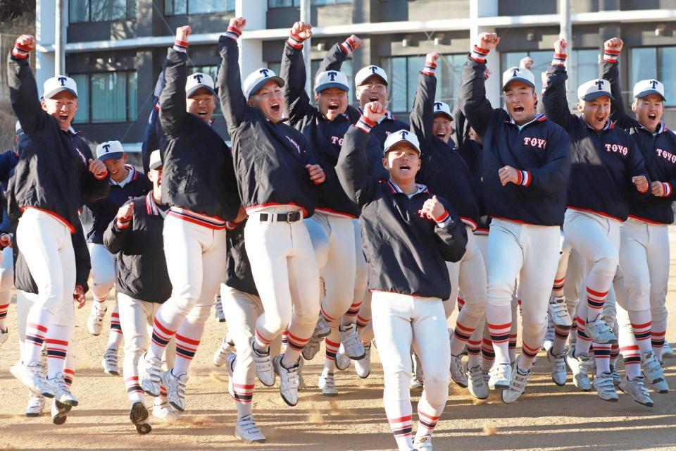 　跳び上がって喜ぶ東洋大姫路ナイン（撮影・辰巳直之）