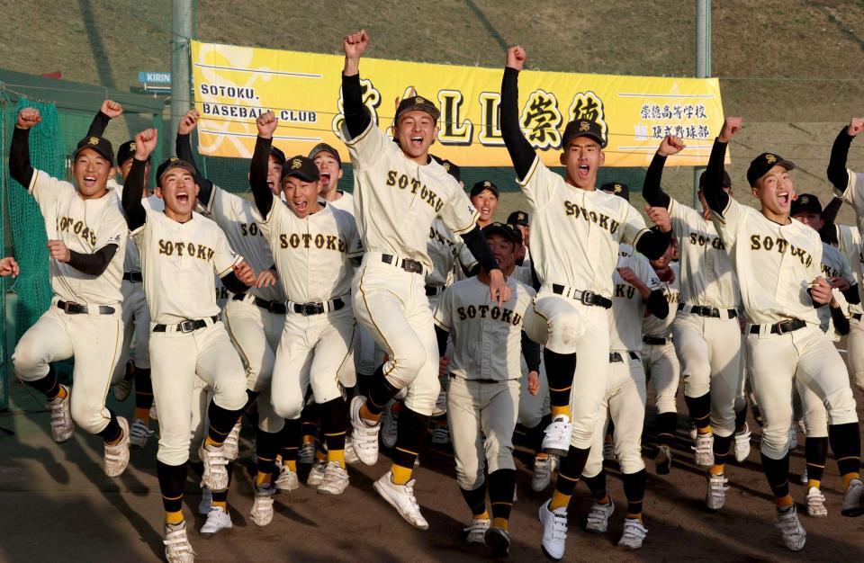 センバツ出場が決まり、喜ぶ崇徳ナイン（撮影・北村雅宏）