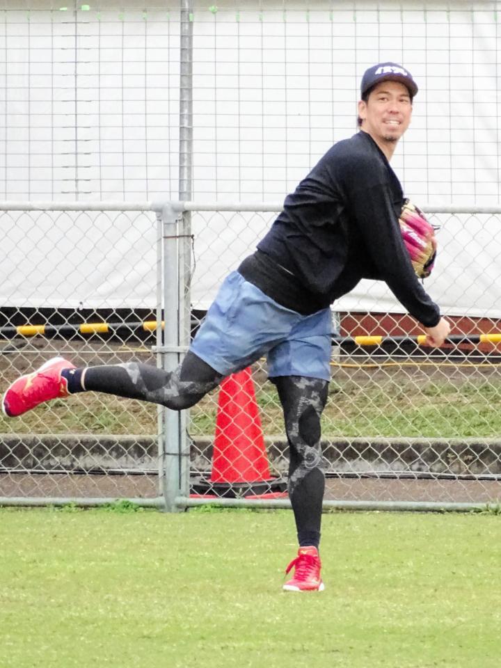 自主トレを行い、キャッチボールする前田健