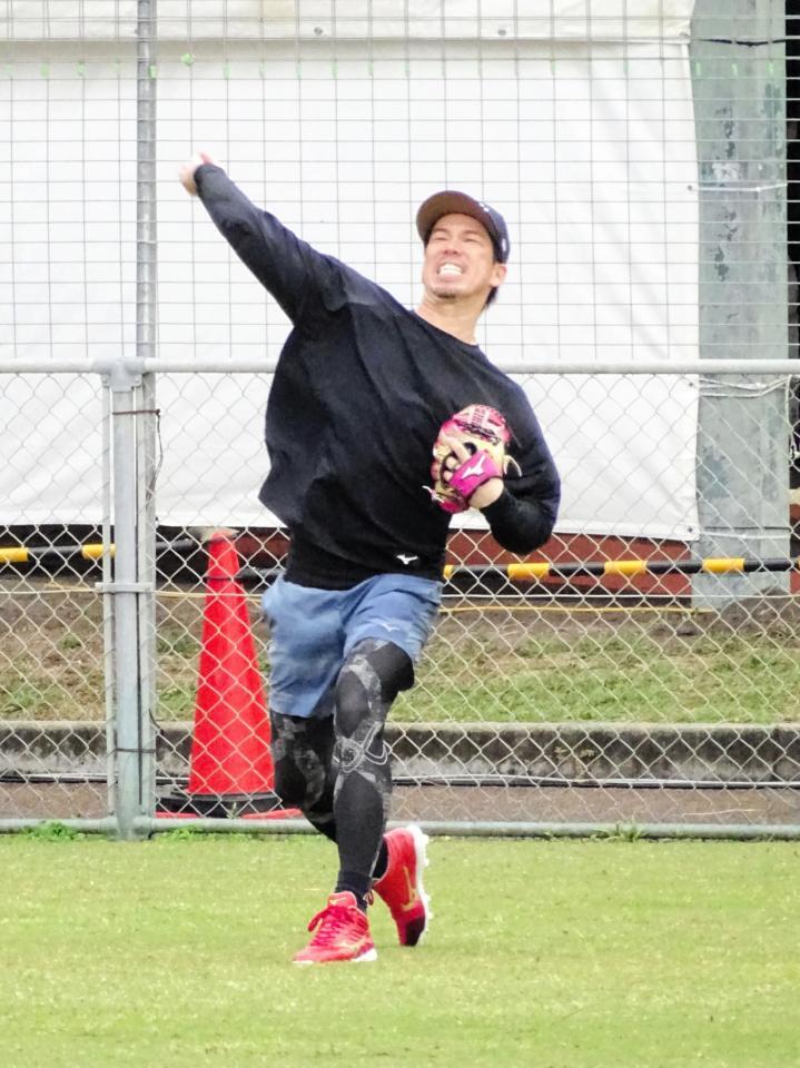 自主トレで遠投する前田健