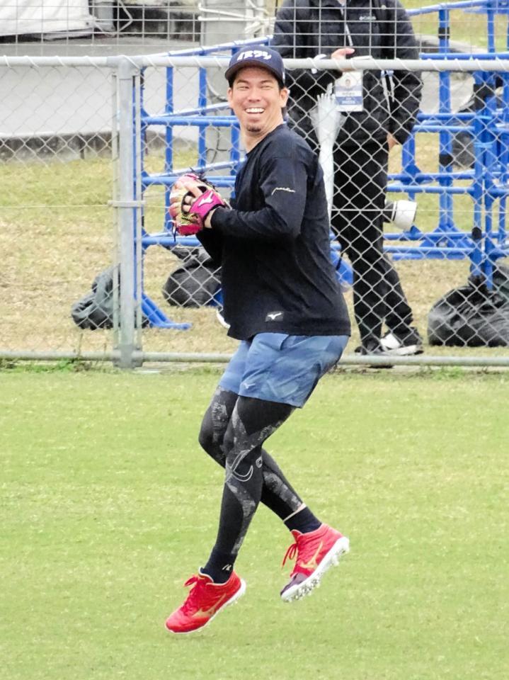 笑顔でキャッチボールする前田健