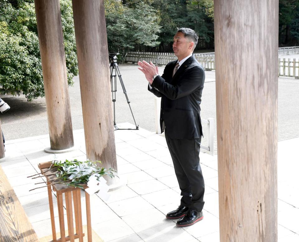 柏手を打つ巨人・阿部慎之助監督＝宮﨑神宮（撮影・佐藤厚）