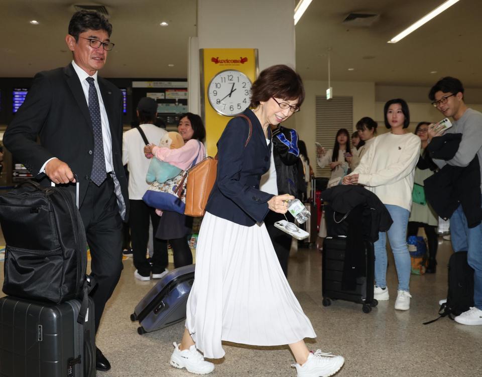 沖縄に到着した横浜ＤｅＮＡ・南場智子オーナー＝那覇空港（撮影・佐々木彰尚）