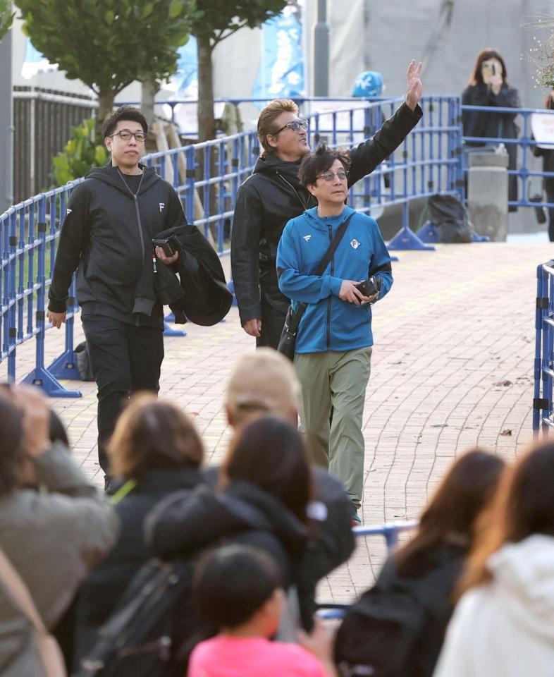 イベントのため、球場入りする新庄監督（撮影・西岡正）