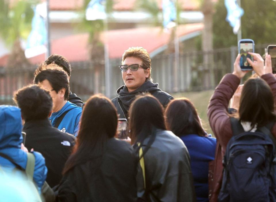 イベントのため、球場入りする新庄監督（撮影・西岡正）