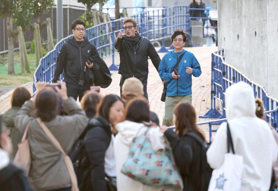 ファンが待つ中、球場入りする新庄監督（中央）＝撮影・西岡正