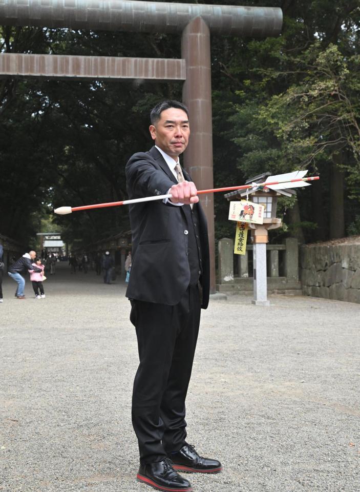 参拝を終え、破魔矢を手にポーズを取る阿部監督