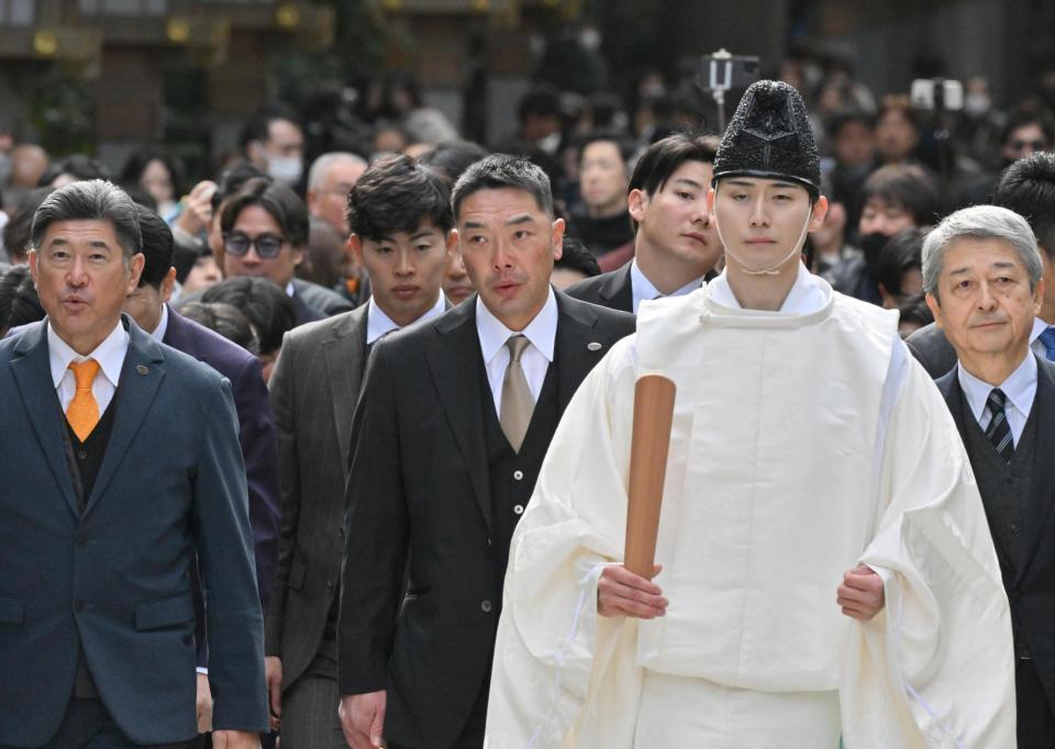 宮崎神宮で、参拝に向かう阿部監督（中央）ら