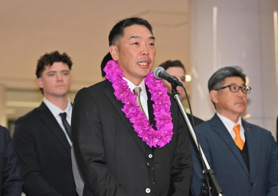 歓迎セレモニーで、あいさつする阿部監督（中央）