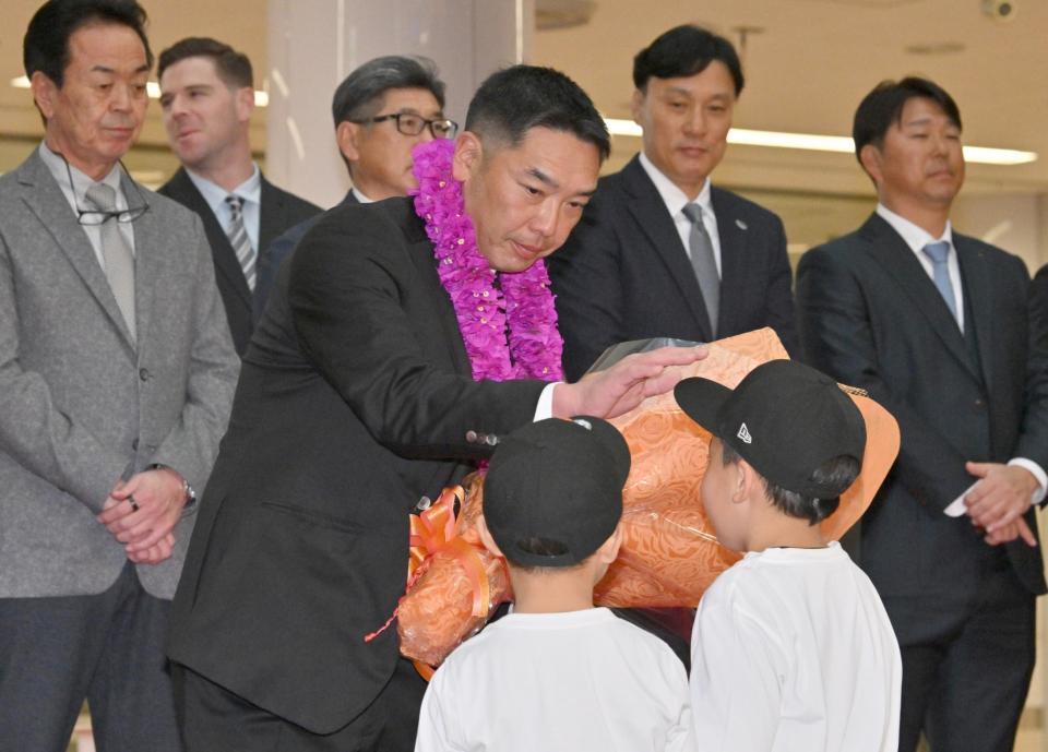 歓迎セレモニーで、花束を受け取る阿部監督（中央）