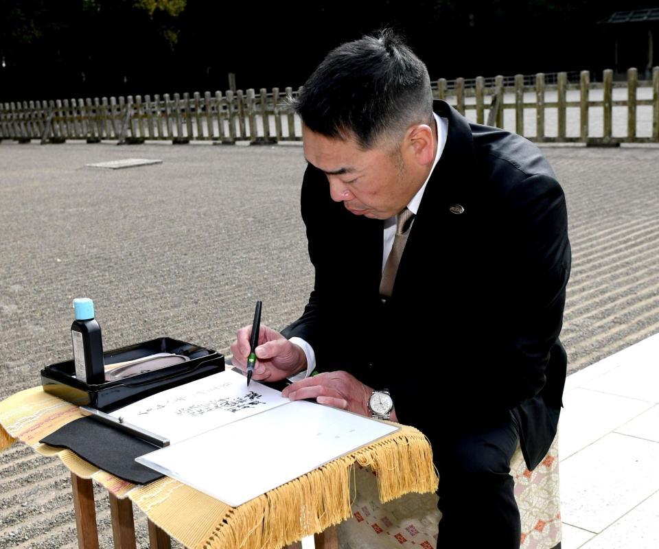 記帳する巨人・阿部慎之助監督＝宮﨑神宮（撮影・佐藤厚）