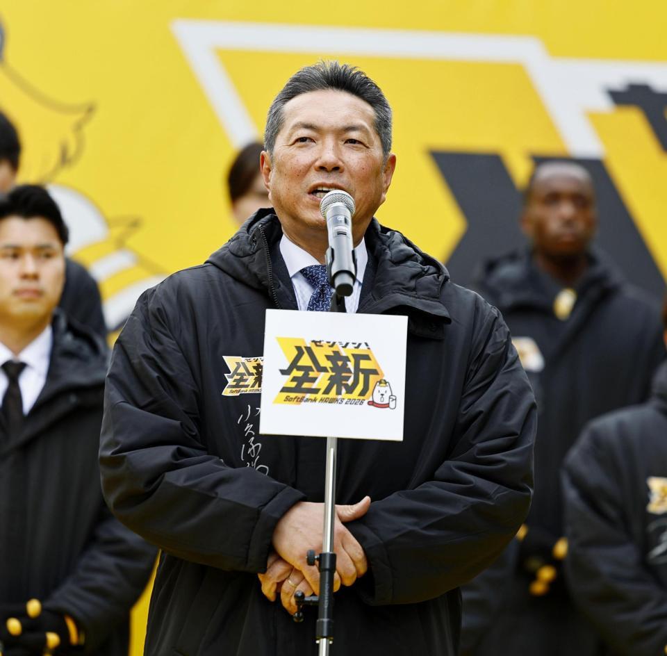 　宮崎市で行われた歓迎パレードのセレモニーであいさつするソフトバンクの小久保監督