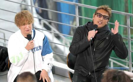 　上地雄輔（左）とトークする新庄監督