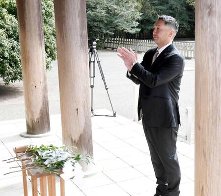 　宮崎神宮に参拝する阿部監督（撮影・佐藤厚）