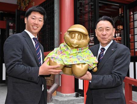 【写真】かりゆしシャツを羽織った金のつば九郎　波上宮で池山監督が遭遇