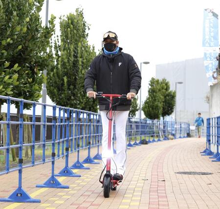 球場入りする新庄監督