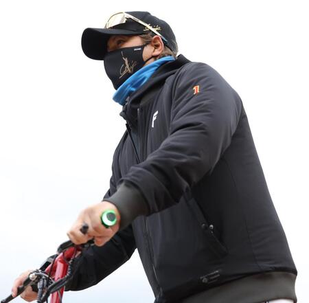 電動キックボードでさっそうと球場入りする新庄監督（撮影・西岡正）