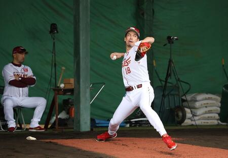 三木監督の前で投げる前田健（撮影・佐々木彰尚）