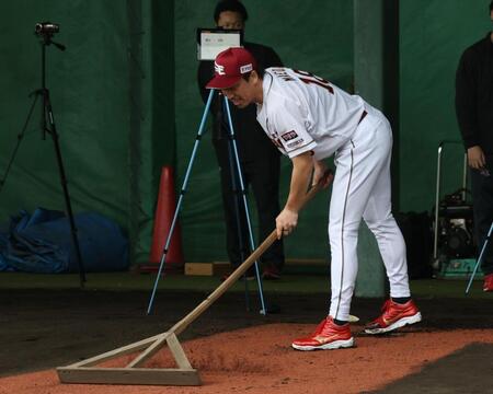 ブルペンをならす前田健（撮影・佐々木彰尚）