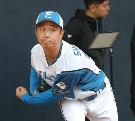 初日からブルペン入りし、投球する島本（撮影・西岡正）