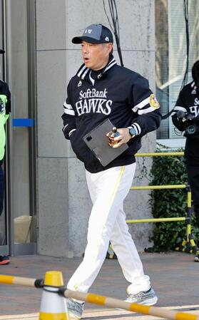 キャンプ初日、球場入りする小久保監督