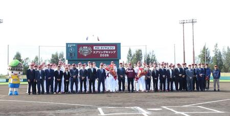 金武町の歓迎セレモニーに出席した楽天ナイン（撮影・佐々木彰尚）