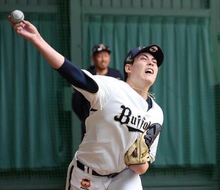 ブルペンで投げ込む九里（撮影・中田匡峻）