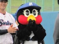 歓迎式に参加し、贈呈式で拍手を送るつばみ