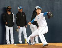 新庄監督（左）が見る前で投球する菊地（手前）＝撮影・西岡正